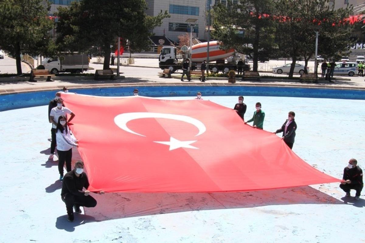 Gen&ccedil;liğin bayramına sade kutlama