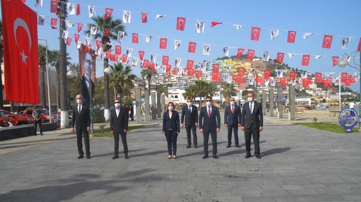 Kuşadası&rsquo;nda sosyal mesafeli 19 Mayıs kutlaması