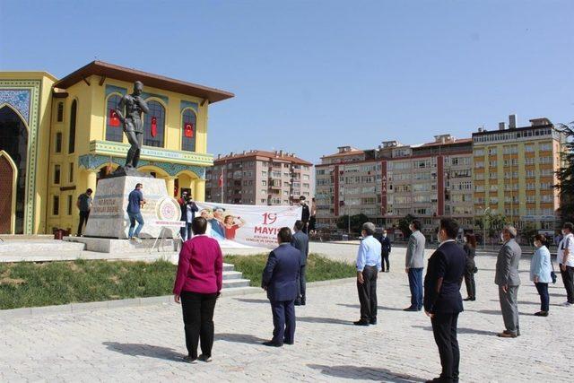 Kütahya’da ’19 Mayıs’ çelenk sunma töreniyle kutlandı