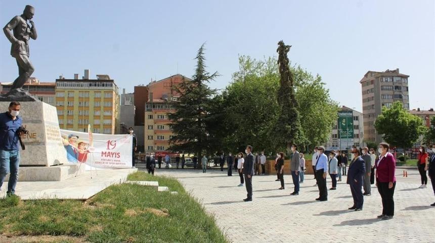 Kütahya’da ’19 Mayıs’ çelenk sunma töreniyle kutlandı