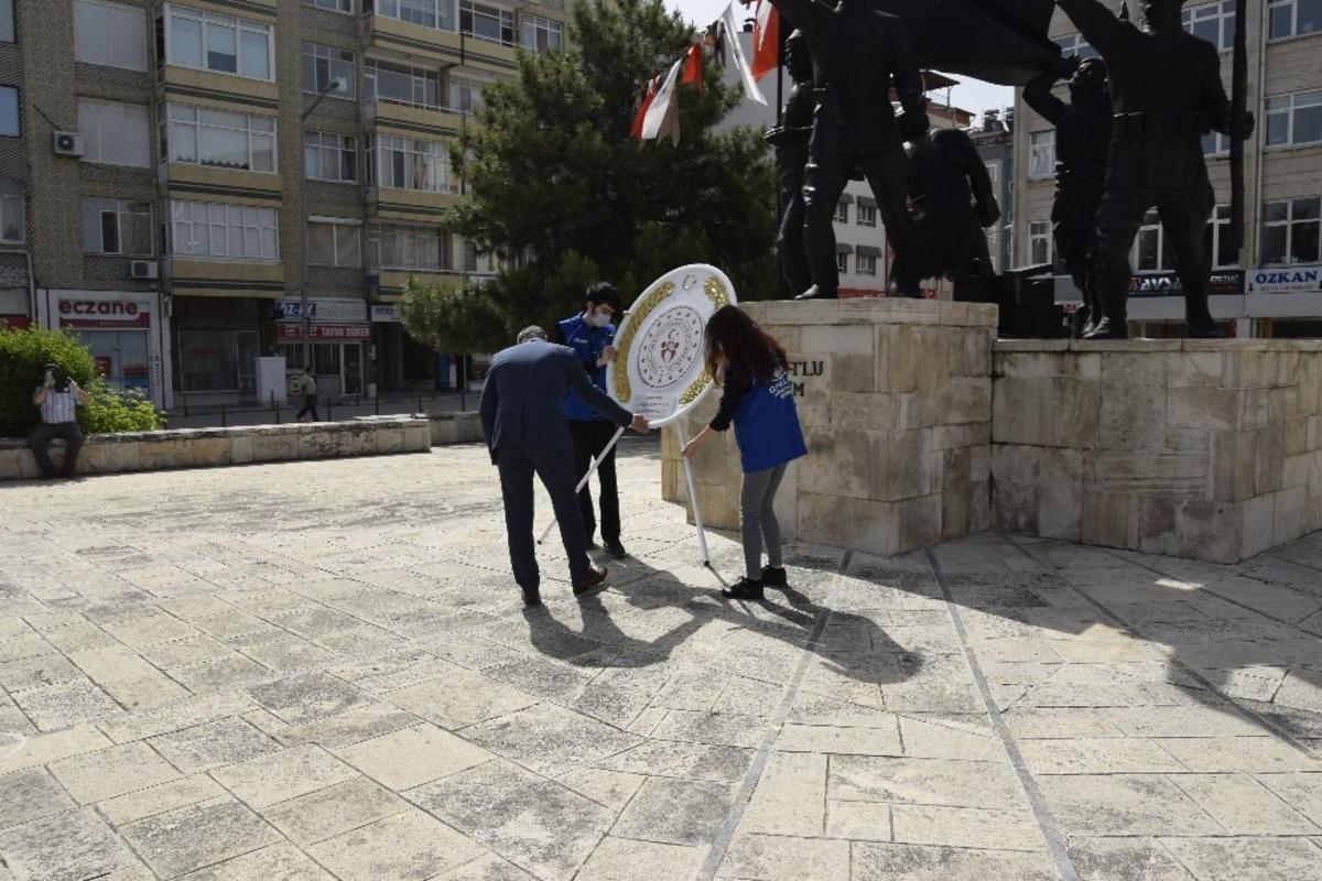 Burdur&rsquo;da sosyal mesafeli &Ccedil;elenk Sunma T&ouml;reni