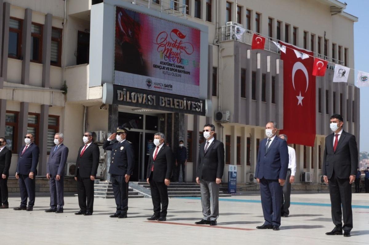 Dilovası&rsquo;nda 19 Mayıs sosyal mesafeli t&ouml;renle kutlandı