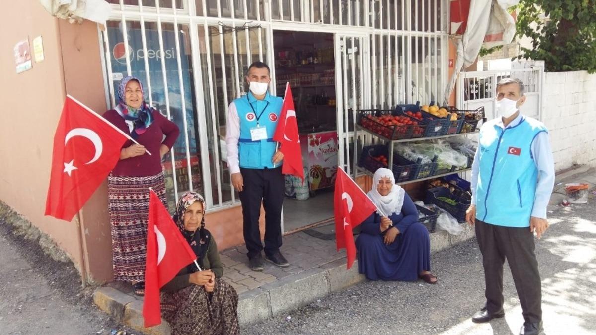 Vefa Sosyal Destek Grubu Adıyaman&rsquo;da T&uuml;rk Bayrağı dağıttı