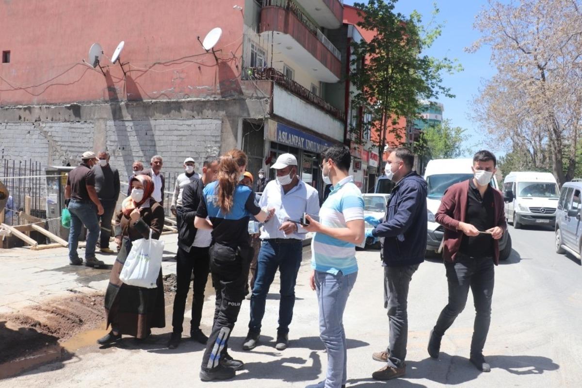 Tatvan&rsquo;da vatandaşlara &uuml;cretsiz maske dağıtımı