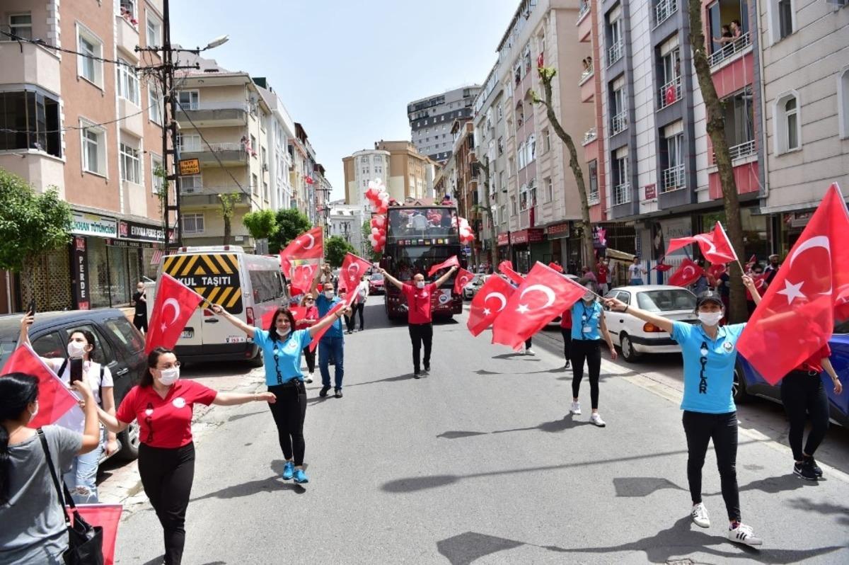 Avcılar&rsquo;da 19 Mayıs coşkusu balkonlara taşındı
