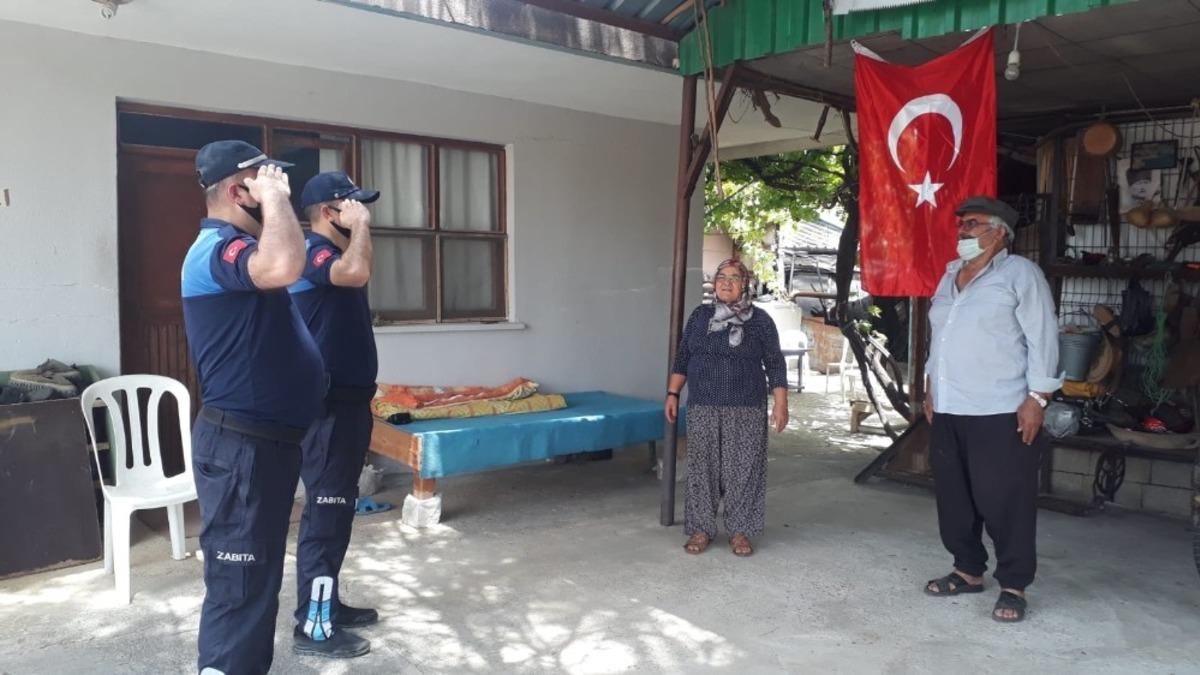 Evinden &ccedil;ıkamayan ailenin T&uuml;rk Bayrağını zabıta ekipleri getirdi
