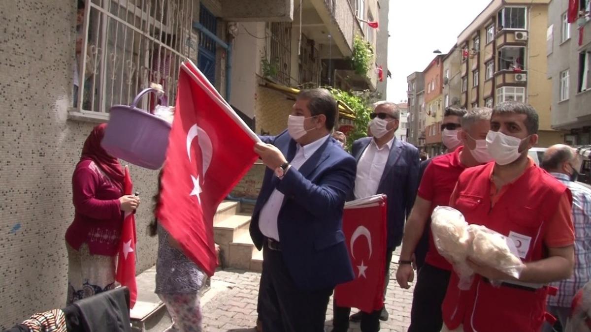 Esenler&rsquo;de 19 Mayıs&rsquo;ta T&uuml;rk bayrağı ve kolonya dağıtıldı