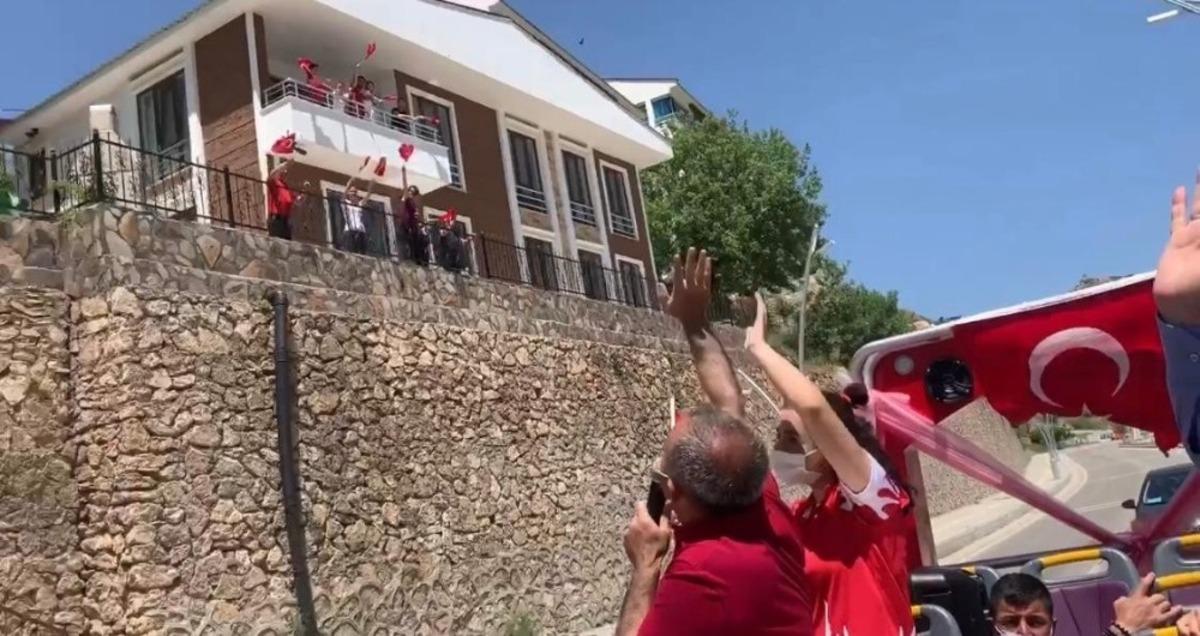 Tunceli&rsquo;de Vali Sonel, tur otob&uuml;s&uuml;yle sokak sokak gezdi, 19 Mayısı kutladı