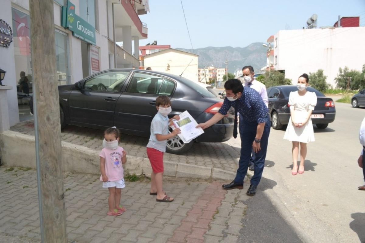Bozyazı&rsquo;da &ouml;ğrencilere &ouml;d&uuml;lleri evlerinde verildi