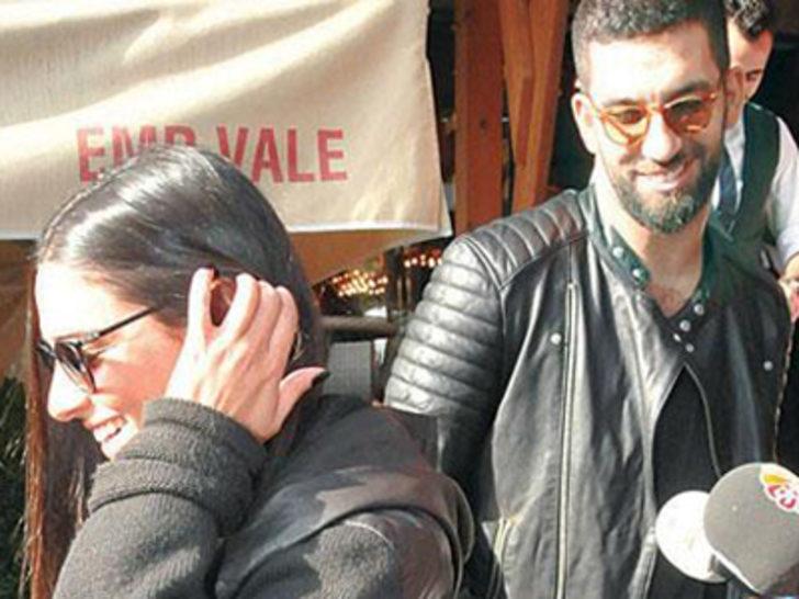 Arda Turan ve sevgilisi Aslıhan Doğan galibiyeti kutladı G1