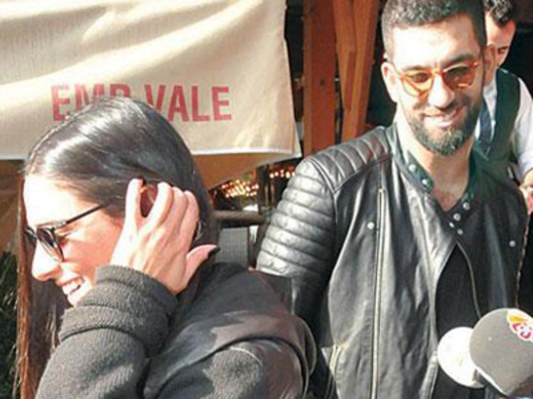 Arda Turan ve sevgilisi Aslıhan Doğan galibiyeti kutladı