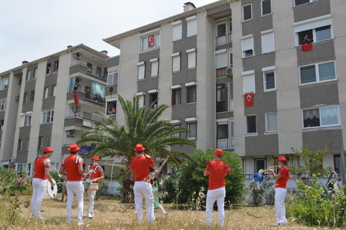 Ayvalık&rsquo;ta evde kalan vatandaşlara &ouml;zel animasyon ve bando coşkusu