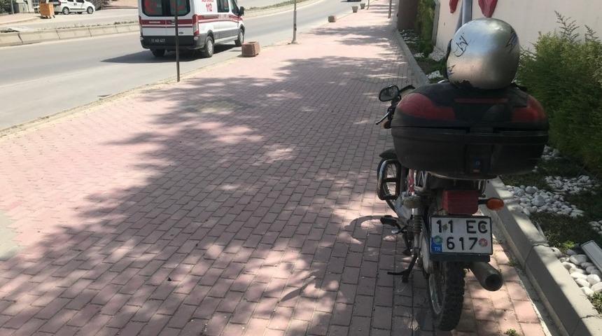 Seyir halindeki motosiklet devrildi, sürücüsü yaralandı