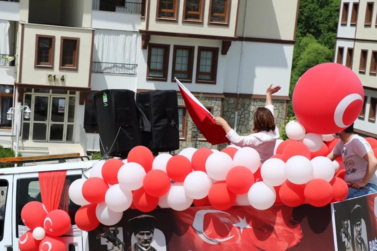 Belediye Başkanı kamyonet kasasında 19 Mayıs&rsquo;ı kutladı