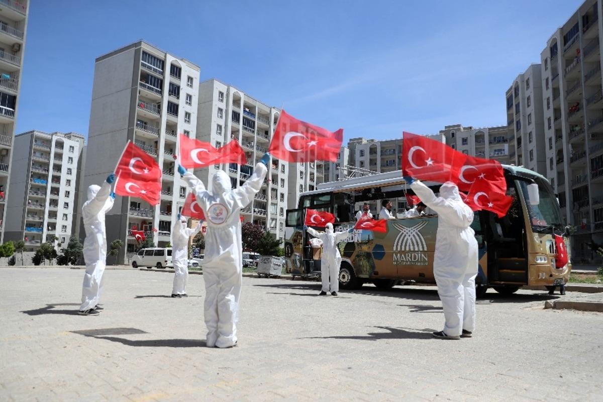 Vali Yaman&rsquo;dan 19 Mayıs doğumlu gen&ccedil;lere doğum g&uuml;n&uuml; s&uuml;rprizi