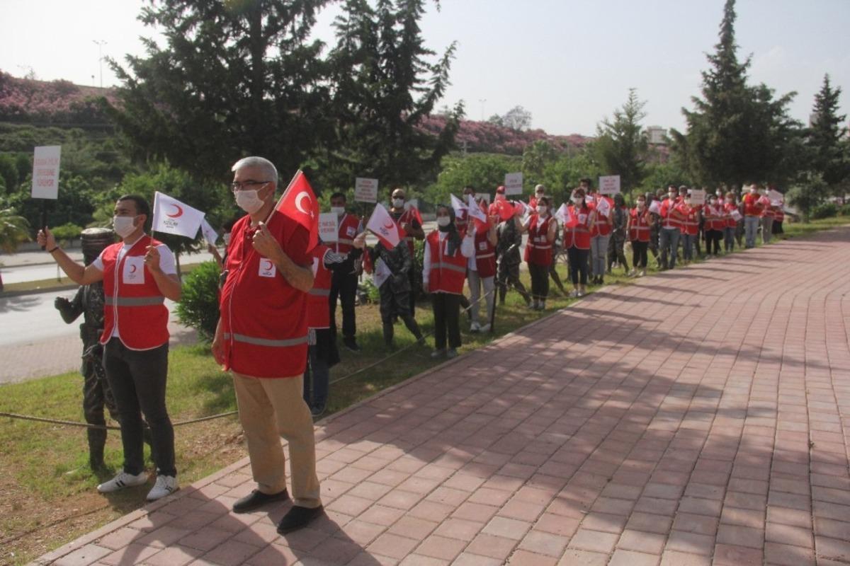 Kızılay g&ouml;n&uuml;ll&uuml;lerinden anlamlı bayram kutlaması