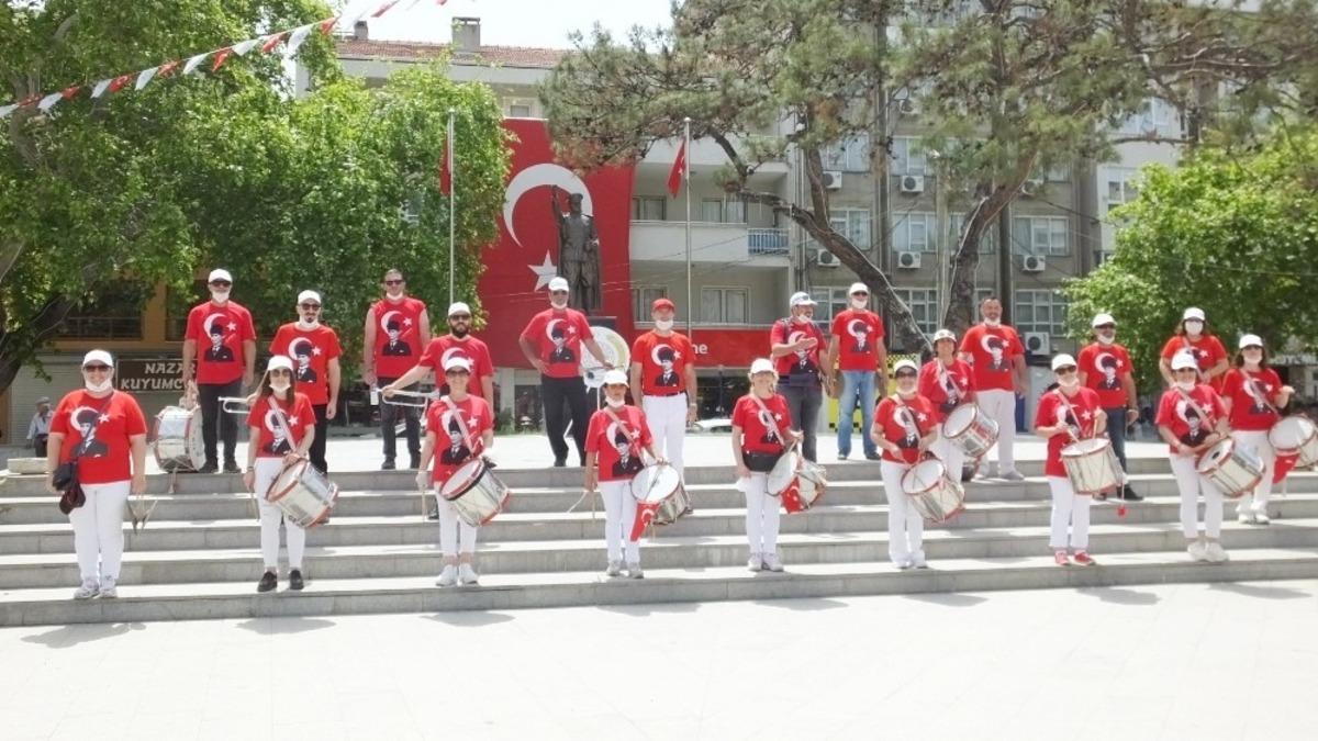 Burhaniyeli &Ouml;ğretmen sırtında &ccedil;ocuğu ile halk bandosunda g&ouml;rev aldı