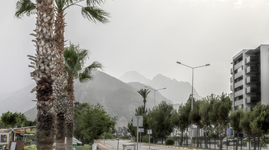 Antalya'da sıcak hava bunalttı, taşınan toz g&ouml;ky&uuml;z&uuml;n&uuml; kapladı