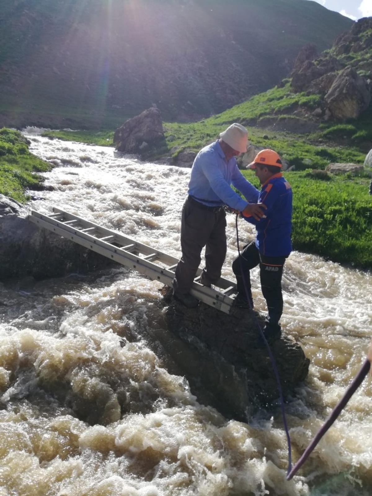 Derede mahsur kalan vatandaş kurtarıldı