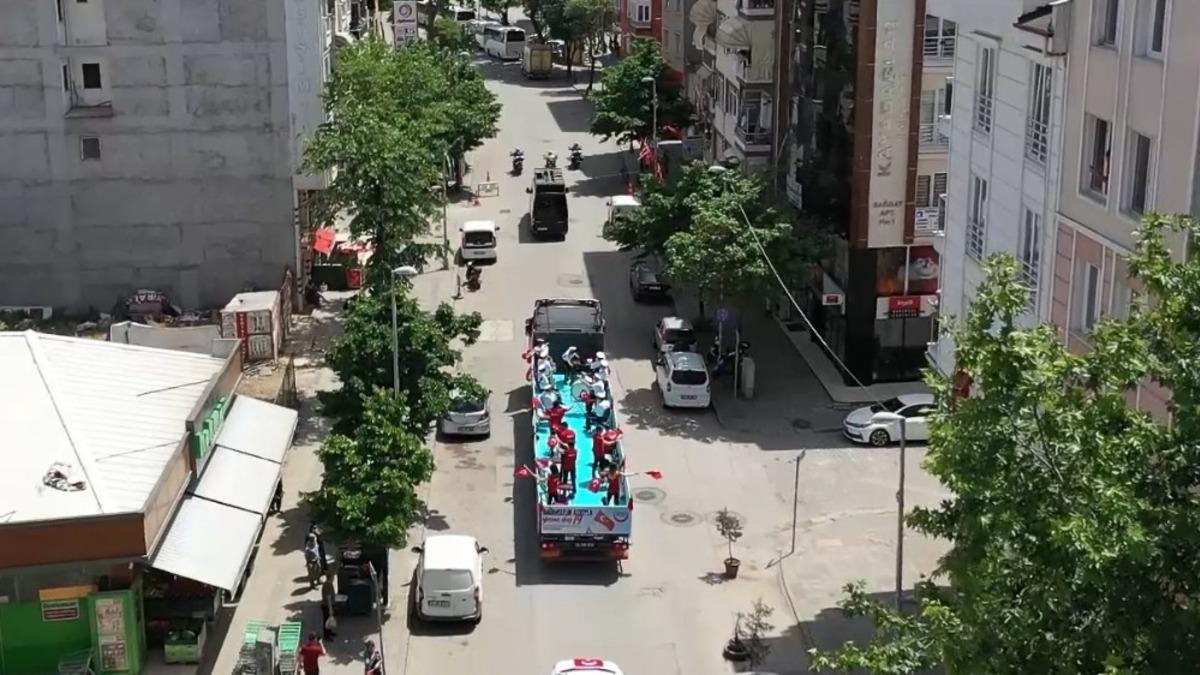 Kocaeli&rsquo;de 19 Mayıs coşkusu balkonlarda yaşandı