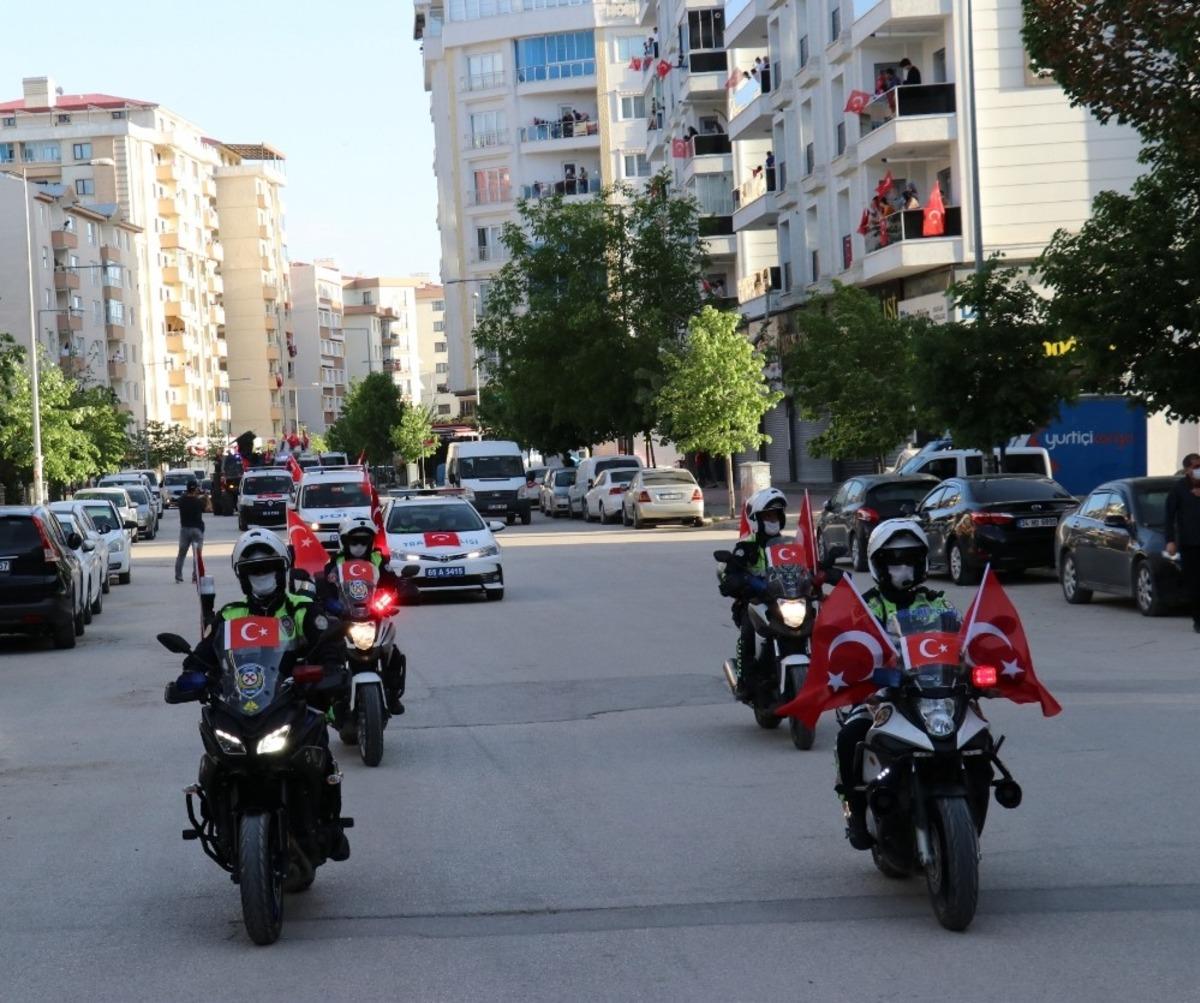 Van polisinden 19 Mayıs konvoyu