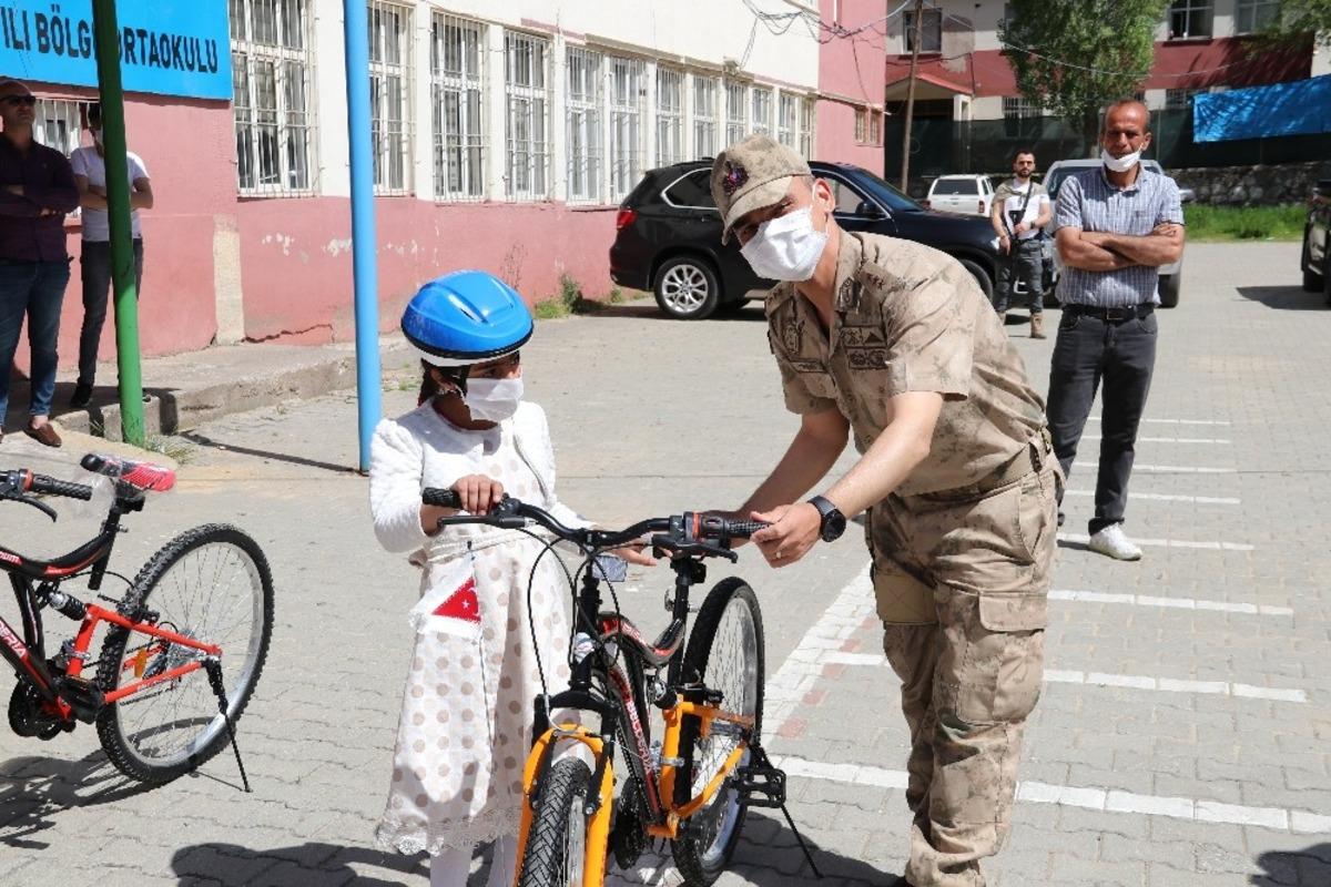 Yetim &ccedil;ocuklara bayram &ouml;ncesi bisiklet