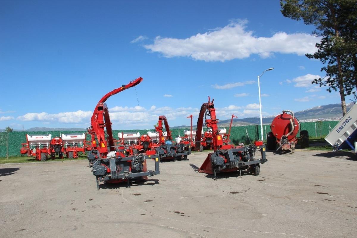 Erzurum B&uuml;y&uuml;kşehir Belediyesi yeni tarım makinalarını tanıttı