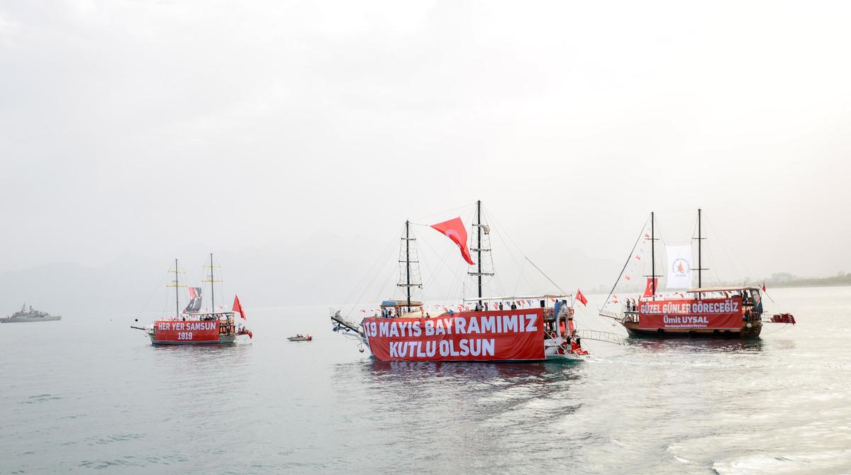 Antalya'da denizde 100'er metrelik T&uuml;rk bayrağı a&ccedil;ıldı