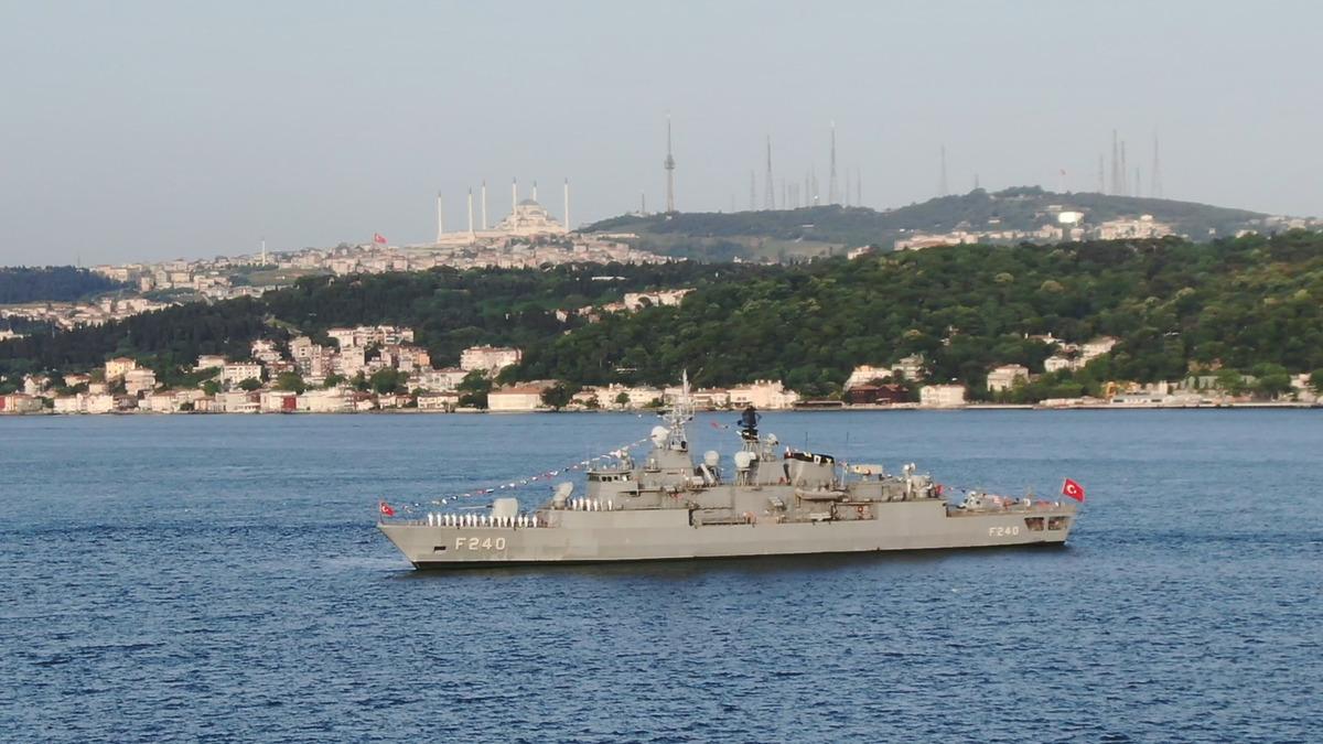 Dolmah&ccedil;e a&ccedil;ıklarında donanma gemisinde İstiklal Marşı