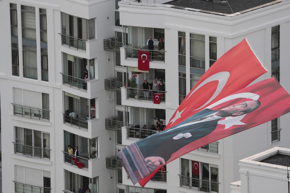 Saat 19.19'da T&uuml;rkiye tek y&uuml;rek oldu! İstiklal Marşı balkonlardan okundu