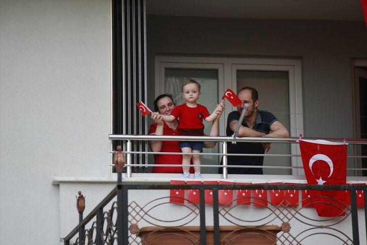 Bayram coşkusu balkonlarda ve statlarda yaşandı G2