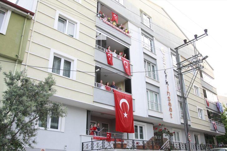 Bayram coşkusu balkonlarda ve statlarda yaşandı G3