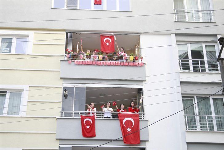 Bayram coşkusu balkonlarda ve statlarda yaşandı G5
