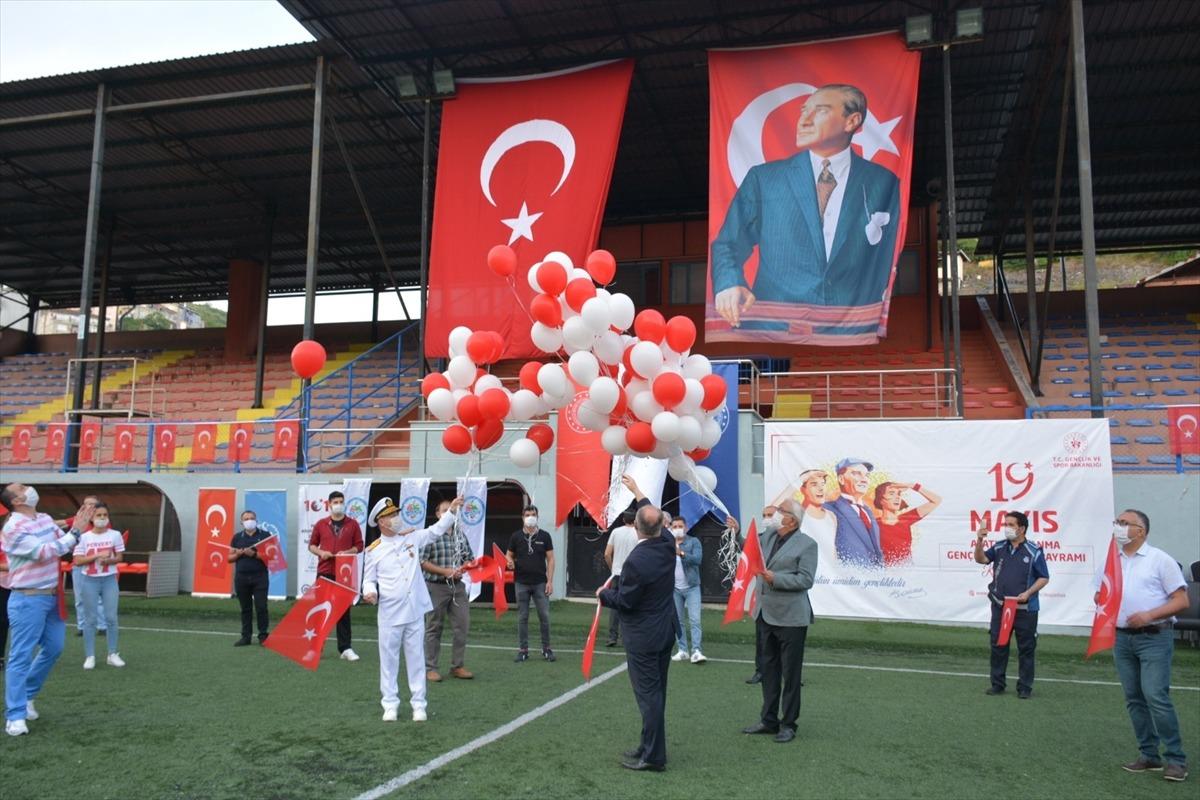 Bayram coşkusu balkonlarda ve statlarda yaşandı