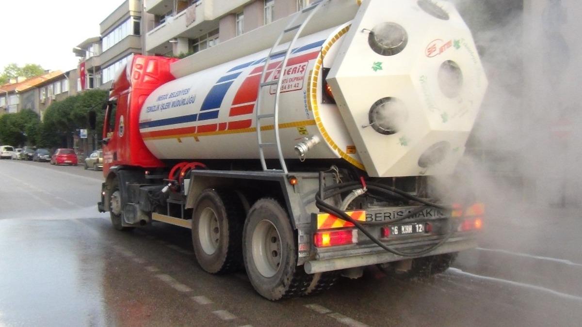 Cadde ve sokakları g&uuml;l suyuyla yıkadılar