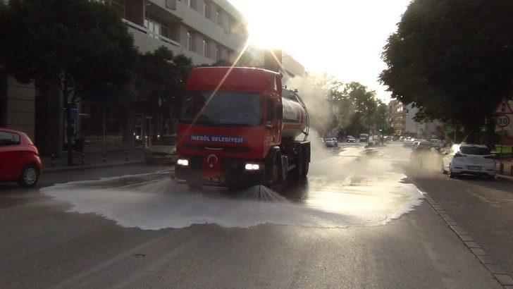 Cadde ve sokakları gül suyuyla yıkadılar G2