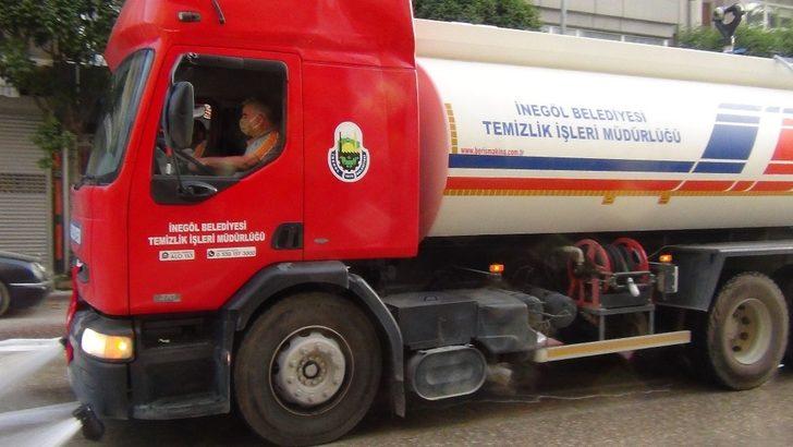 Cadde ve sokakları gül suyuyla yıkadılar G3