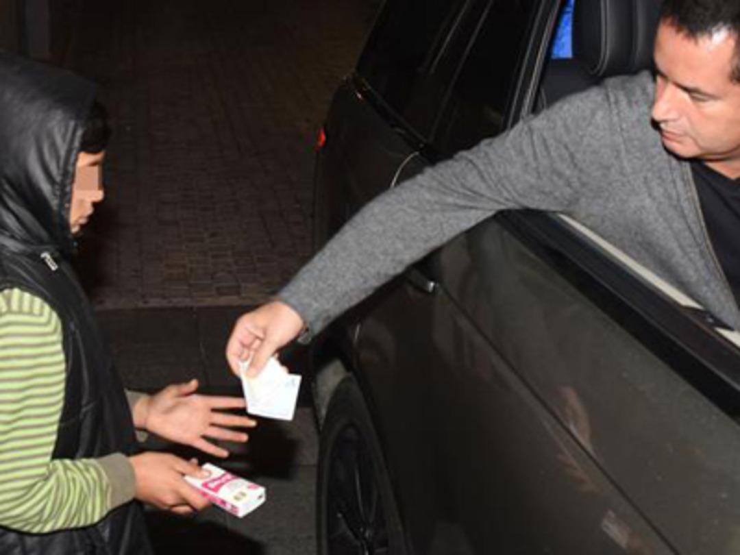 Acun Ilıcalı &ccedil;ocukları g&ouml;rmezden gelmedi