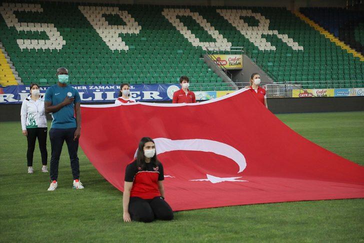 Orta ve Doğu Karadeniz'de vatandaşlar 19 Mayıs'ta İstiklal Marşı'nı balkonlarında okudu G1