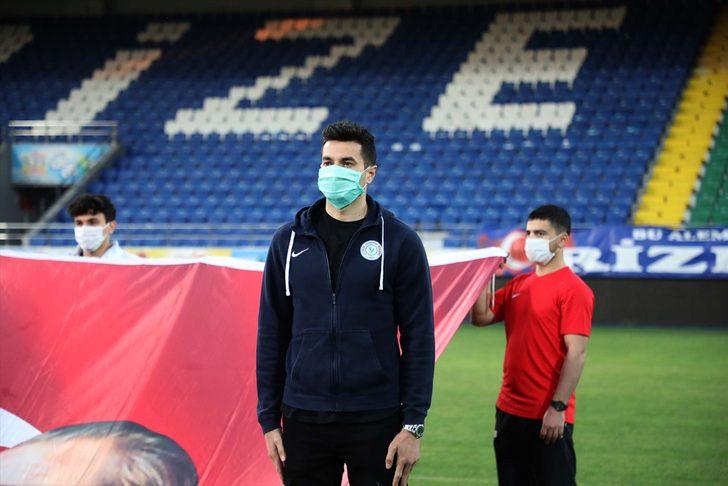 Orta ve Doğu Karadeniz'de vatandaşlar 19 Mayıs'ta İstiklal Marşı'nı balkonlarında okudu G3