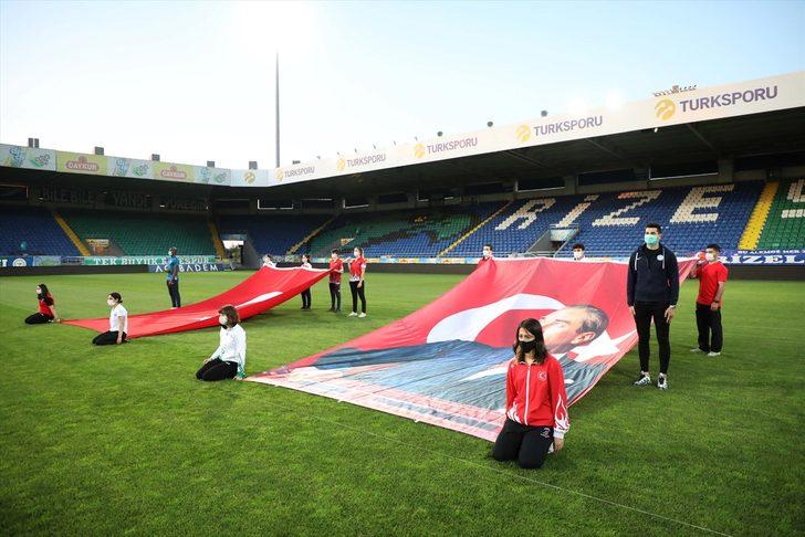 Orta ve Doğu Karadeniz'de vatandaşlar 19 Mayıs'ta İstiklal Marşı'nı balkonlarında okudu G4
