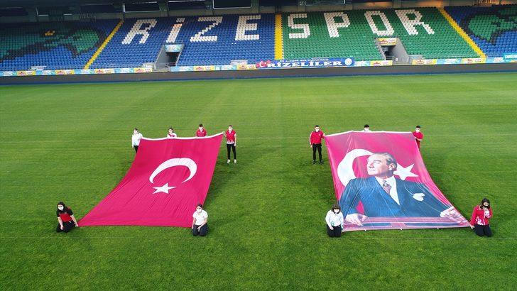 Orta ve Doğu Karadeniz'de vatandaşlar 19 Mayıs'ta İstiklal Marşı'nı balkonlarında okudu G5