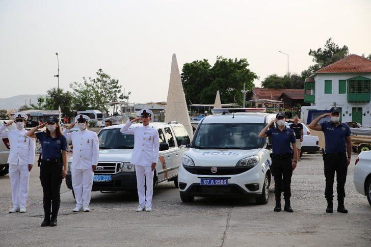Turizm merkezi Kaş’ta  balkonlardan İstiklal Marşı okundu G3