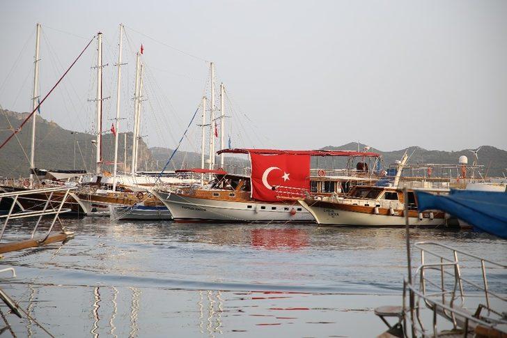 Turizm merkezi Kaş’ta  balkonlardan İstiklal Marşı okundu G4