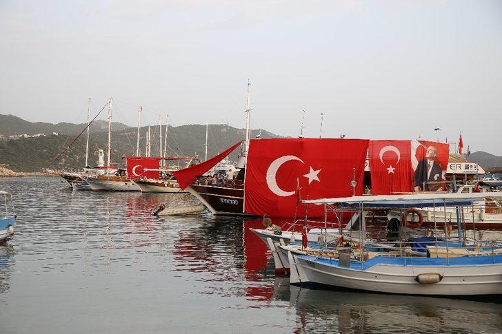 Turizm merkezi Kaş’ta  balkonlardan İstiklal Marşı okundu G5