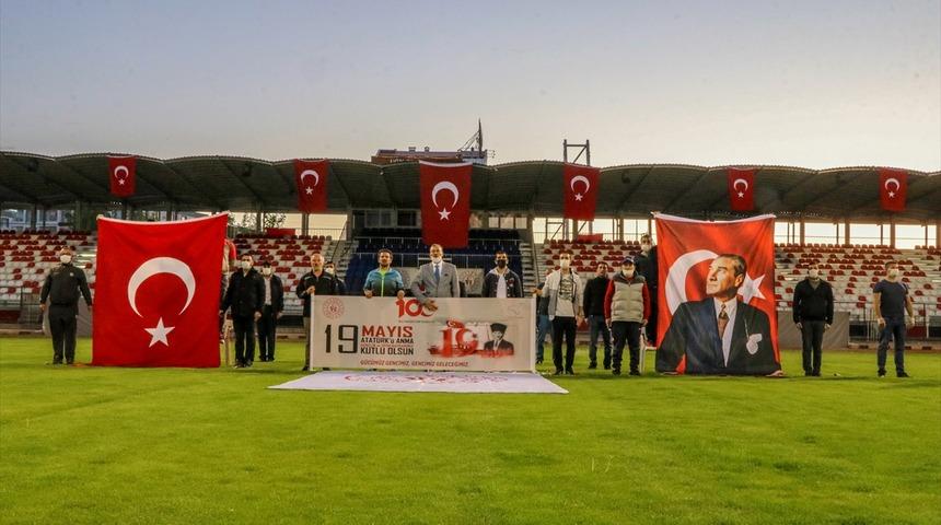 Doğu'da bayram coşkusu balkonlarda ve statlarda yaşandı