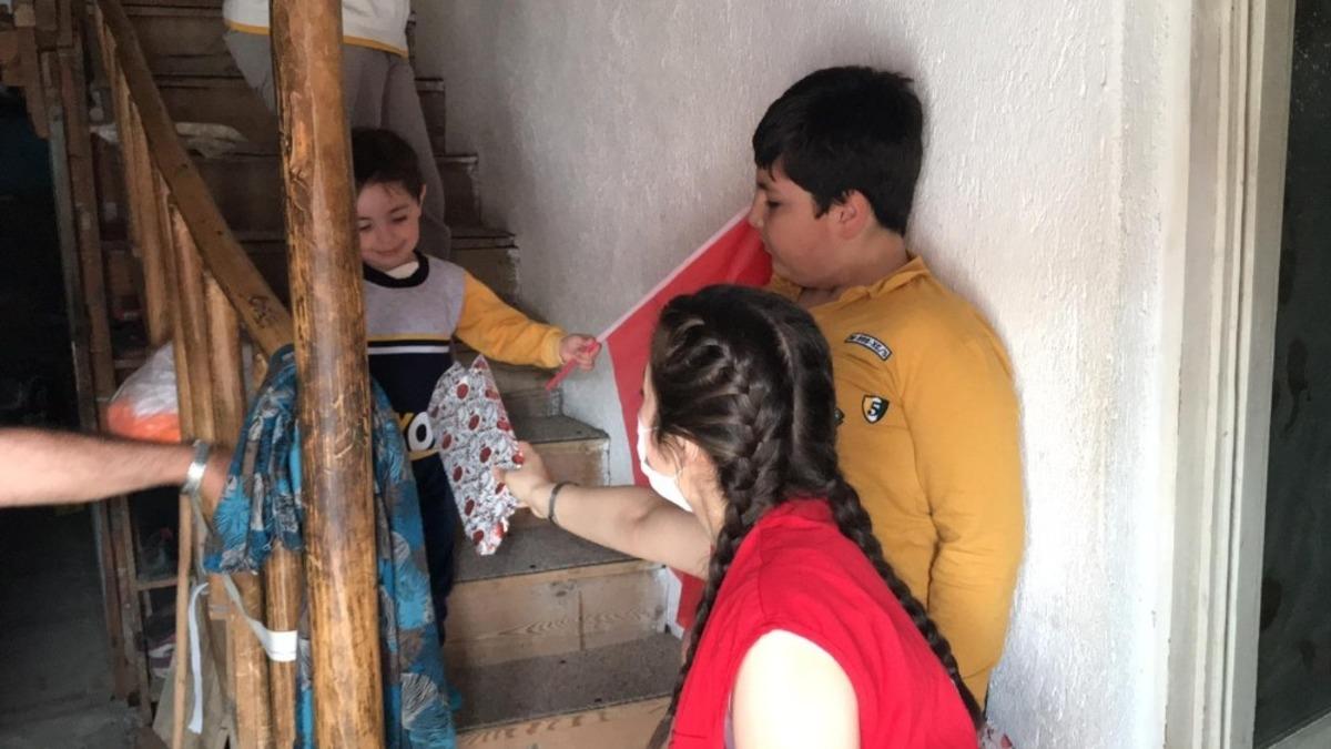 Gen&ccedil; Kızılay 19 Mayıs&rsquo;ta kitap dağıttı