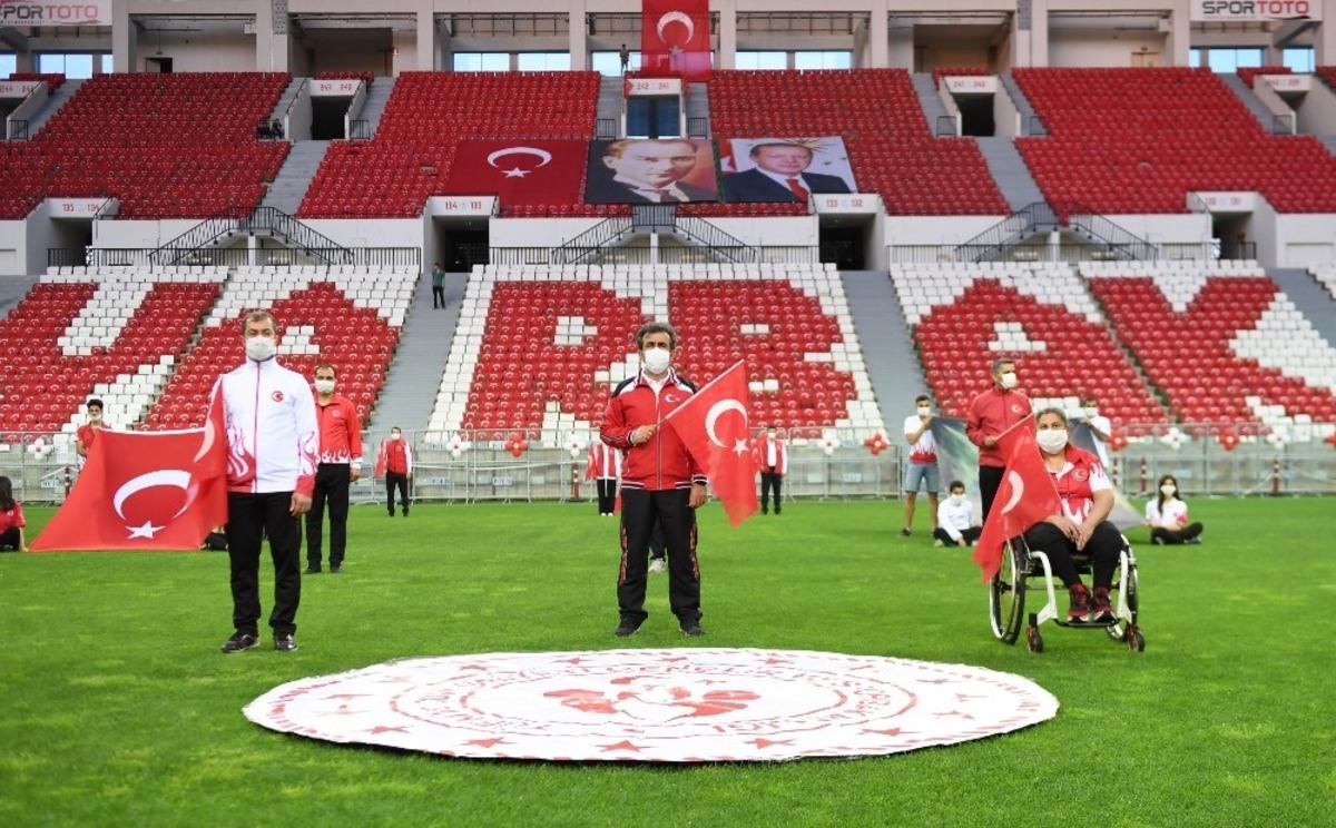 Vali G&uuml;zeloğlu 19 Mayısı İstiklal Marşı okuyarak kutladı
