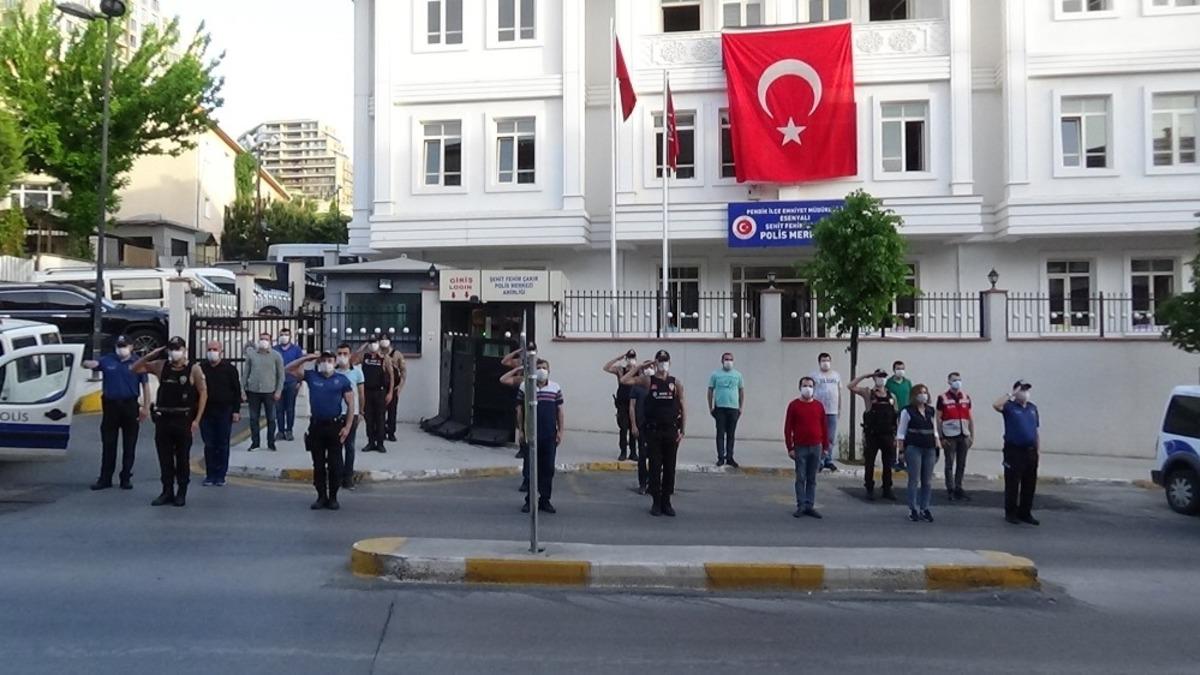 Pendik&rsquo;te polisler 19.19&rsquo;da İstiklal Marşı&rsquo;nı okudu