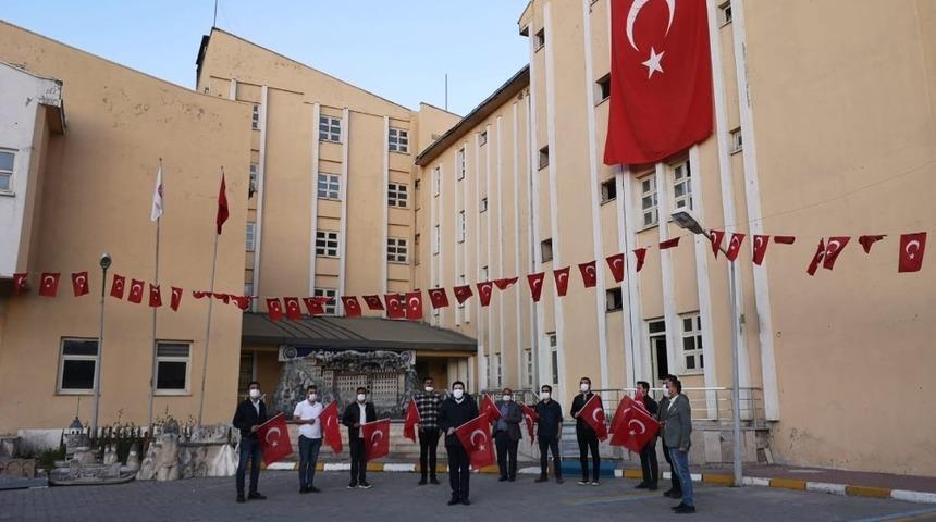 Başkan Sayan belediye ekipleriyle birlikte İstiklal Marşı okudu